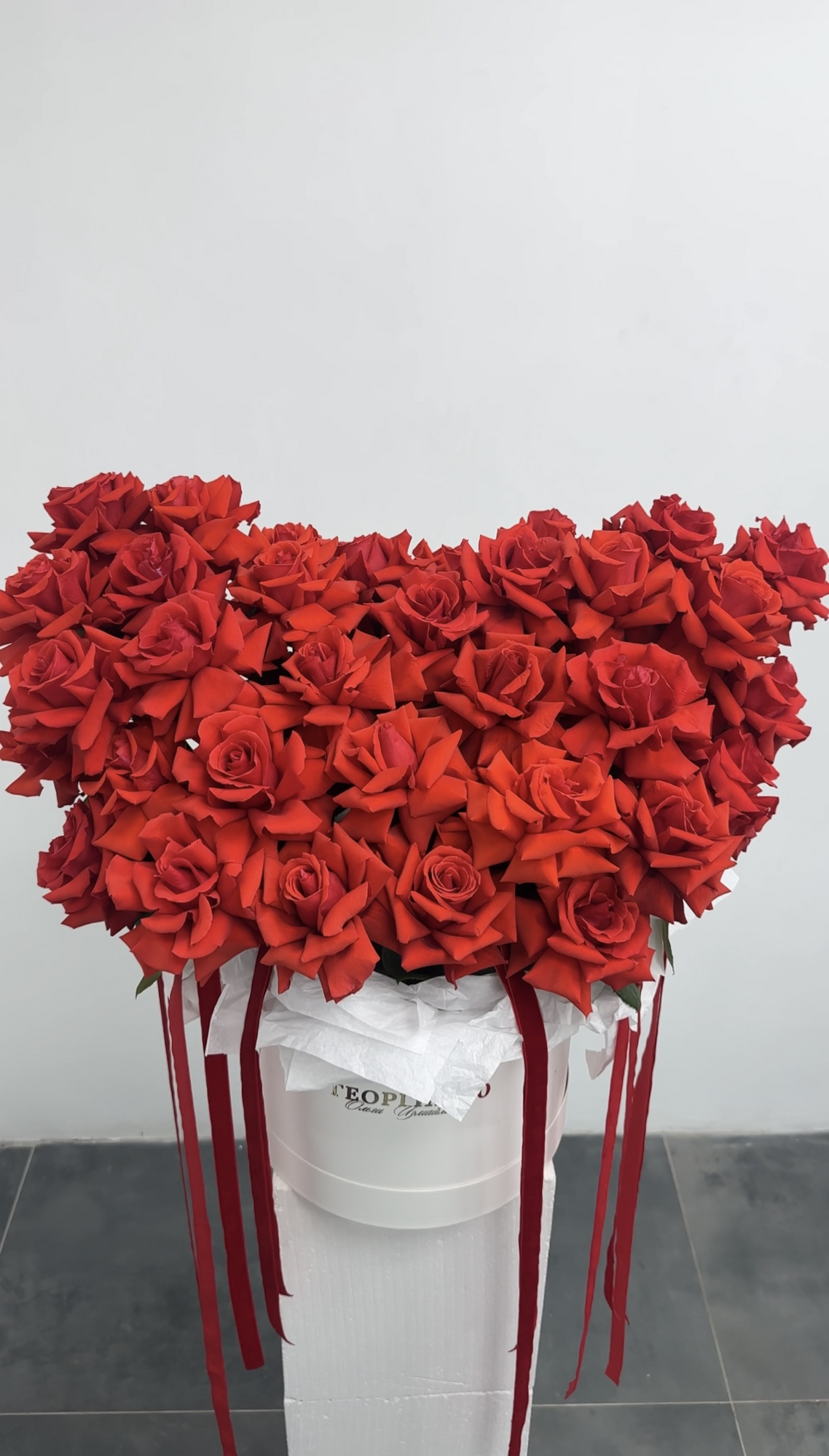 Композиция с красными французскими розами