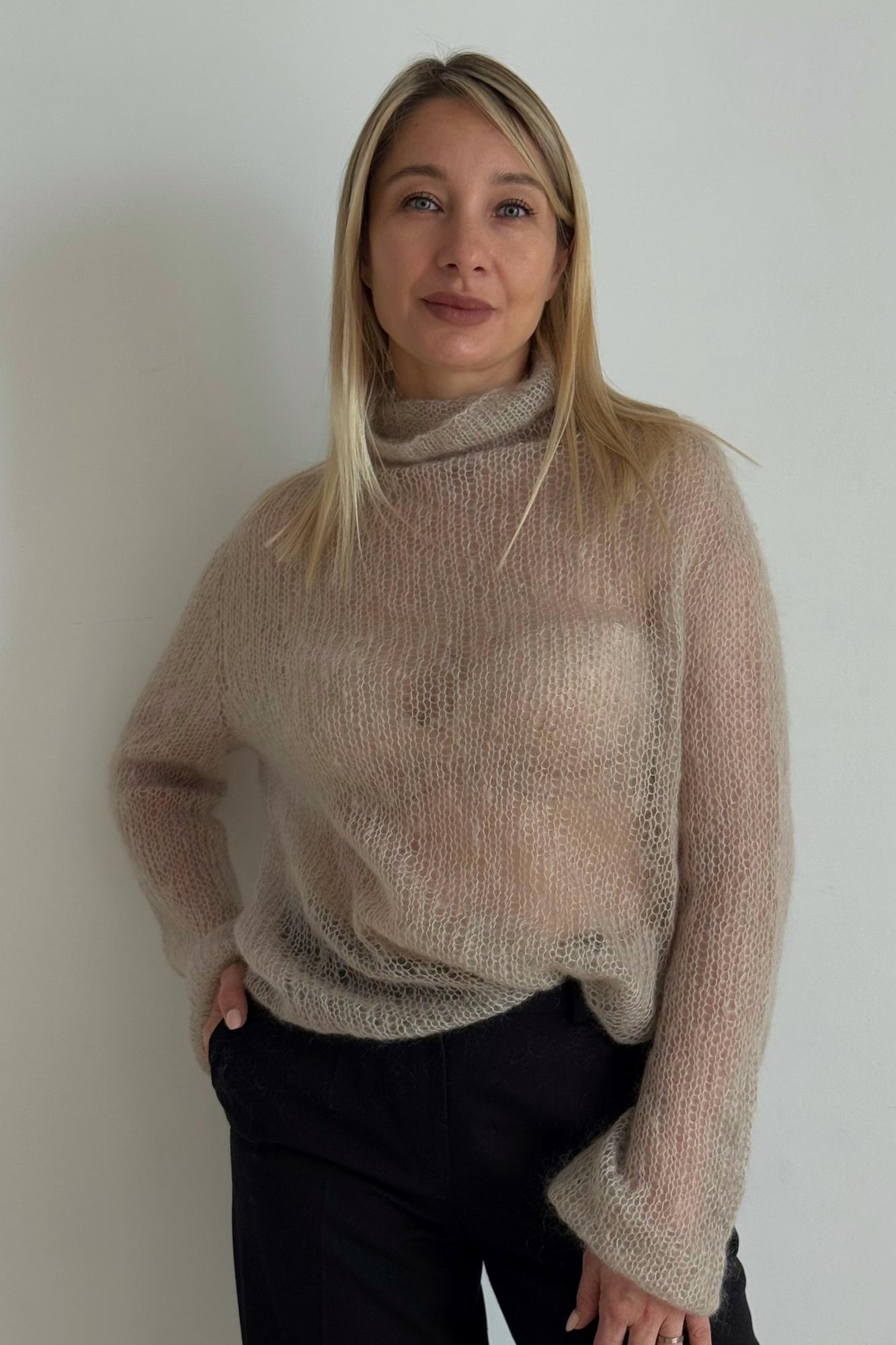 Паутинка с горлом серо-бежевая