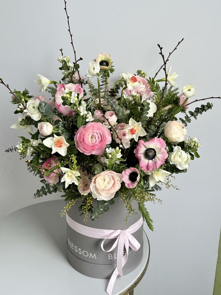 Шляпная коробка с сезонными цветами