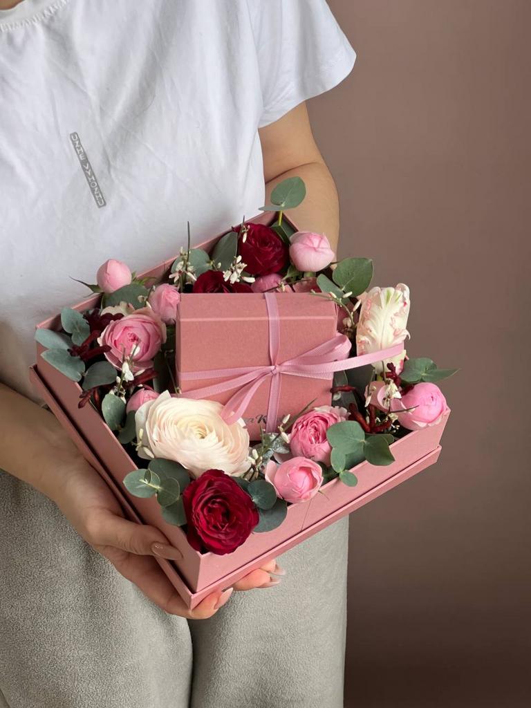 Коробочка Цветы + Шоколад размера М