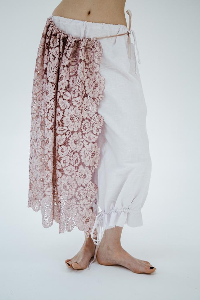Штаны из льна с кружевной юбкой