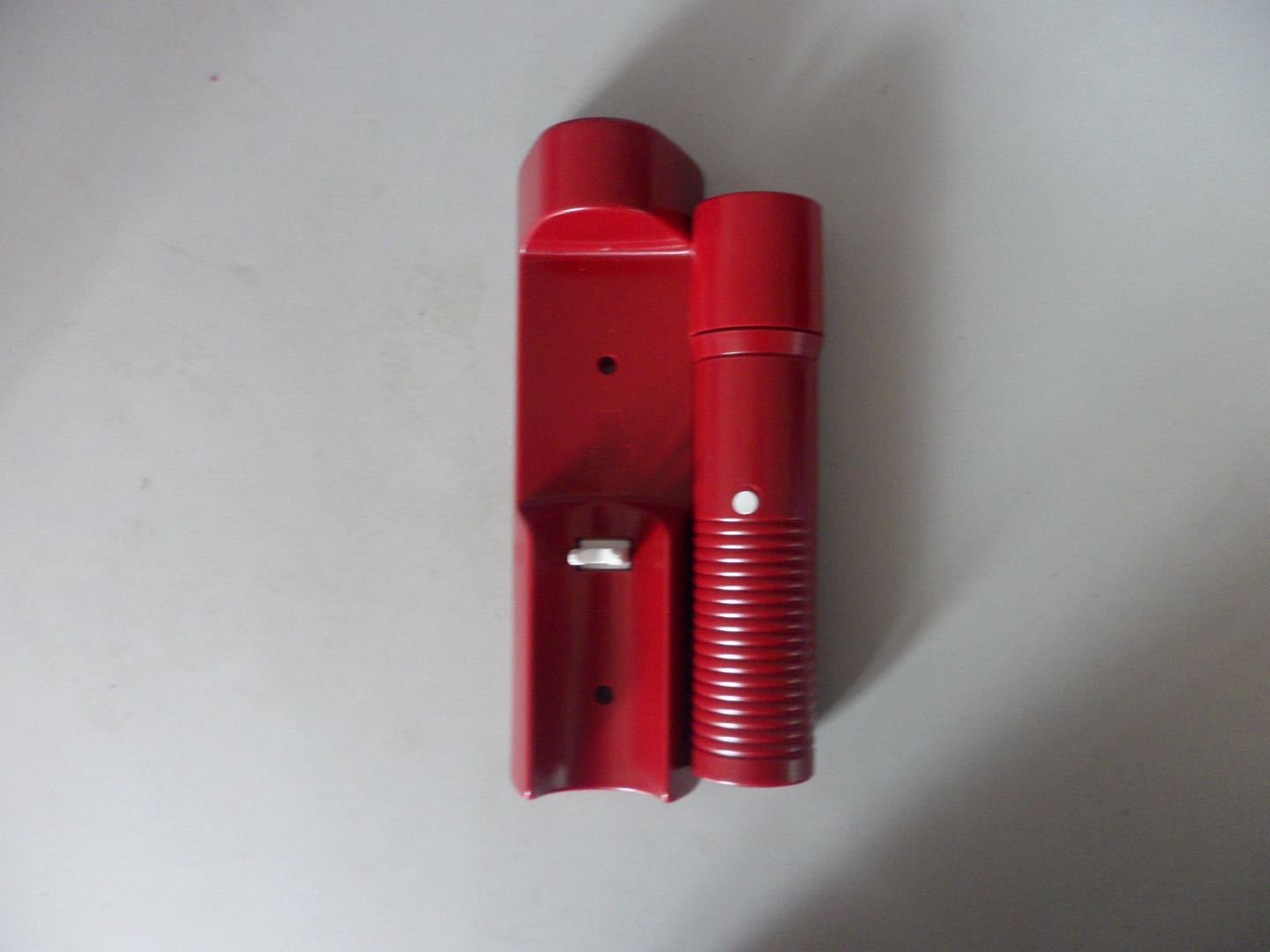 Фонарик гостиничного типа работает от батареек