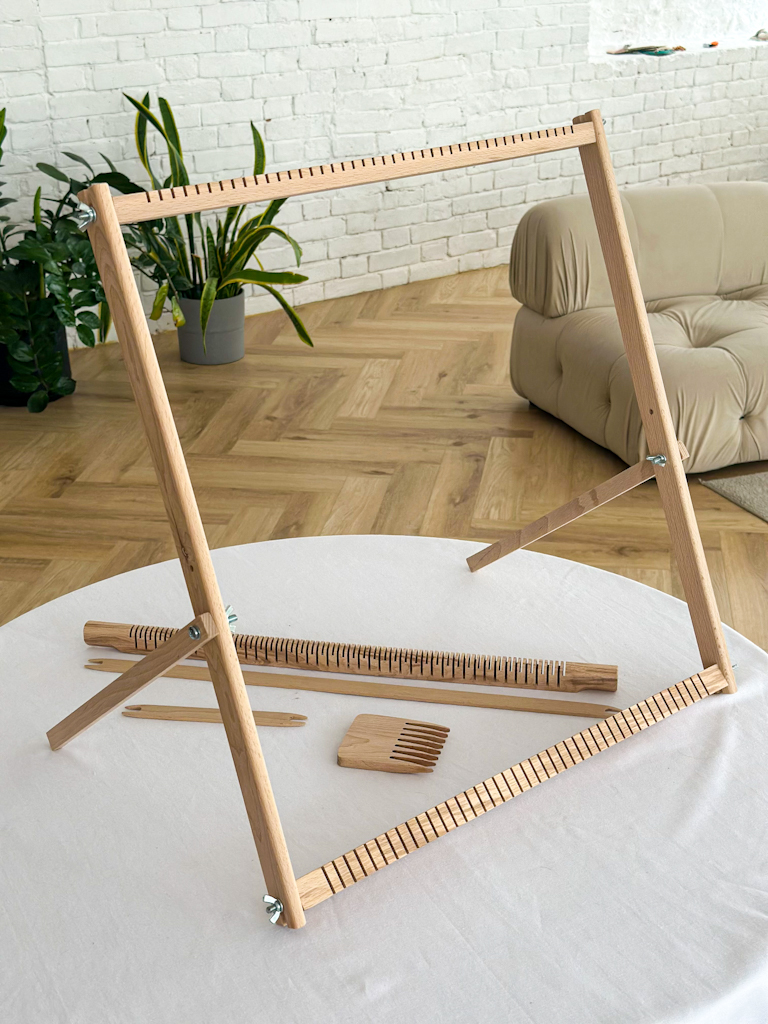 Рама для ткачества 50*55 см и инструментами.