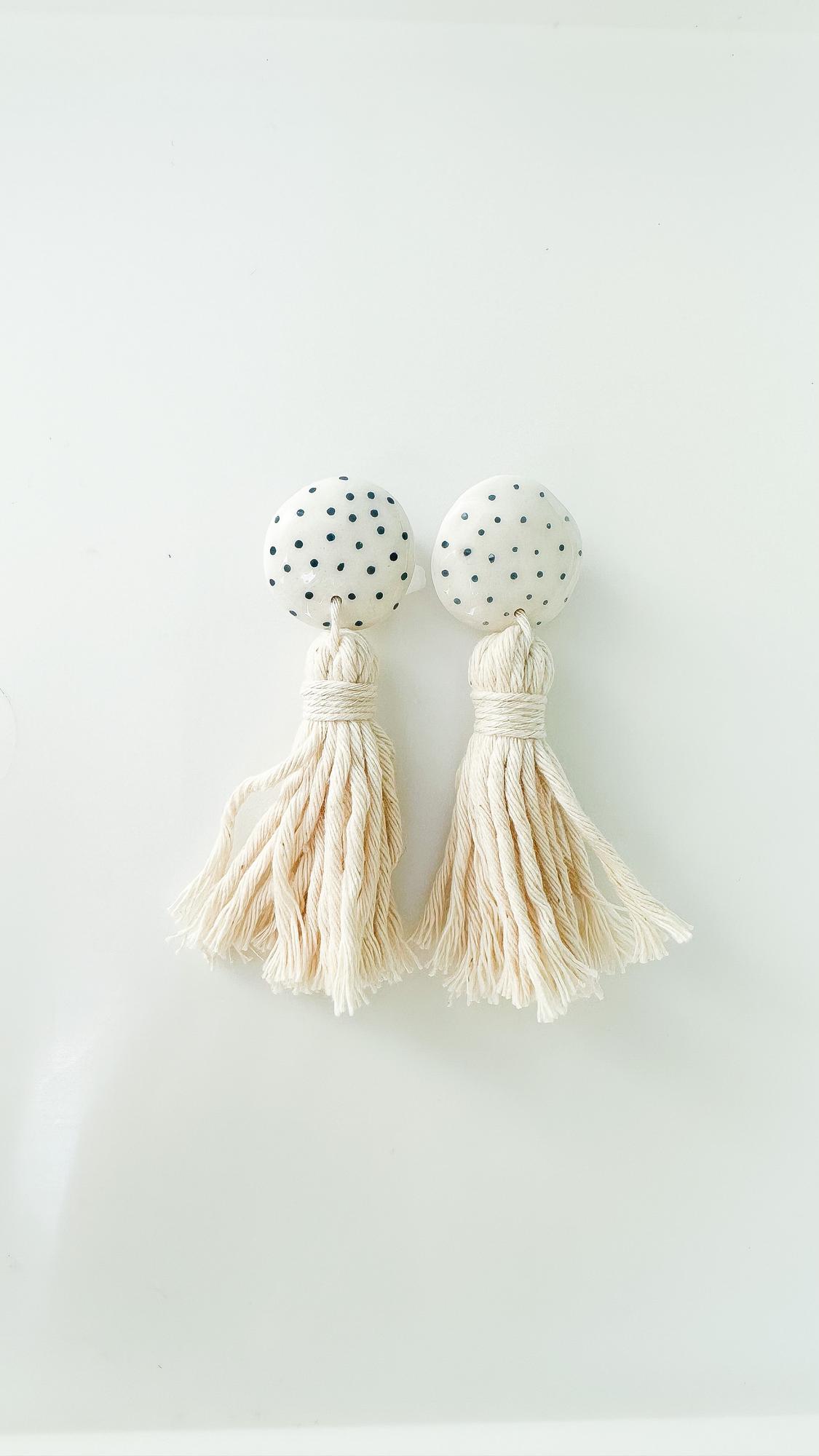 Серьги-кисти с керамической бусиной Синие точки