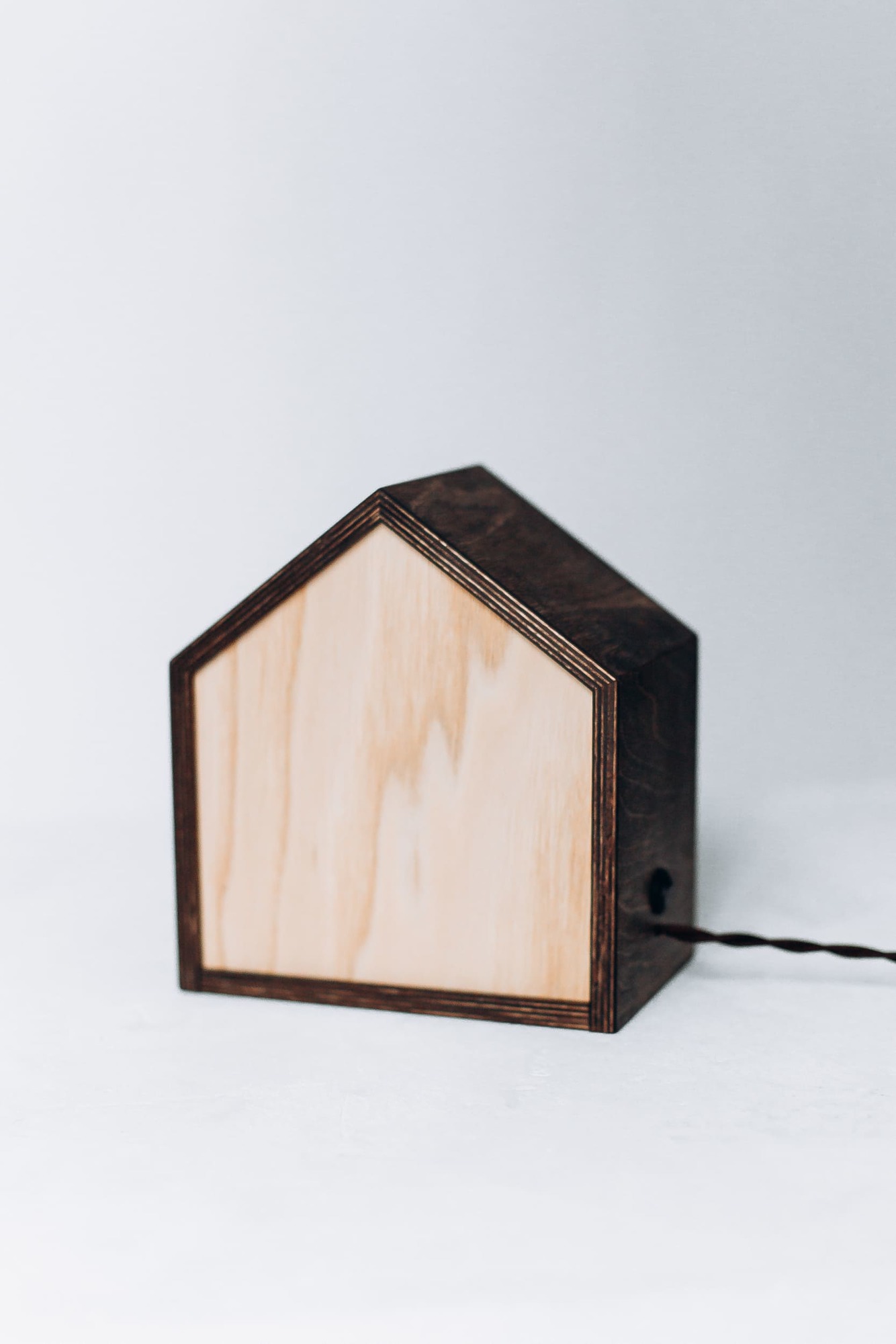 Настольный светильник-ночник из дерева "Domik"