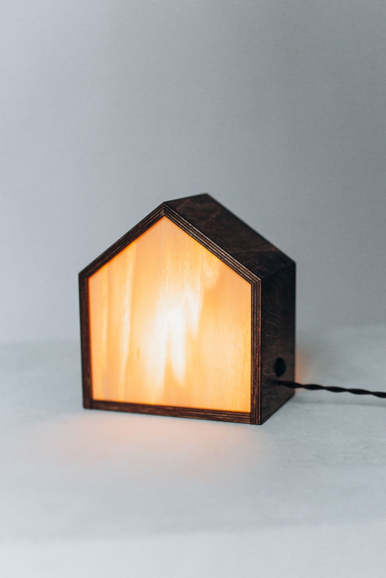 Настольный светильник-ночник из дерева "Domik"