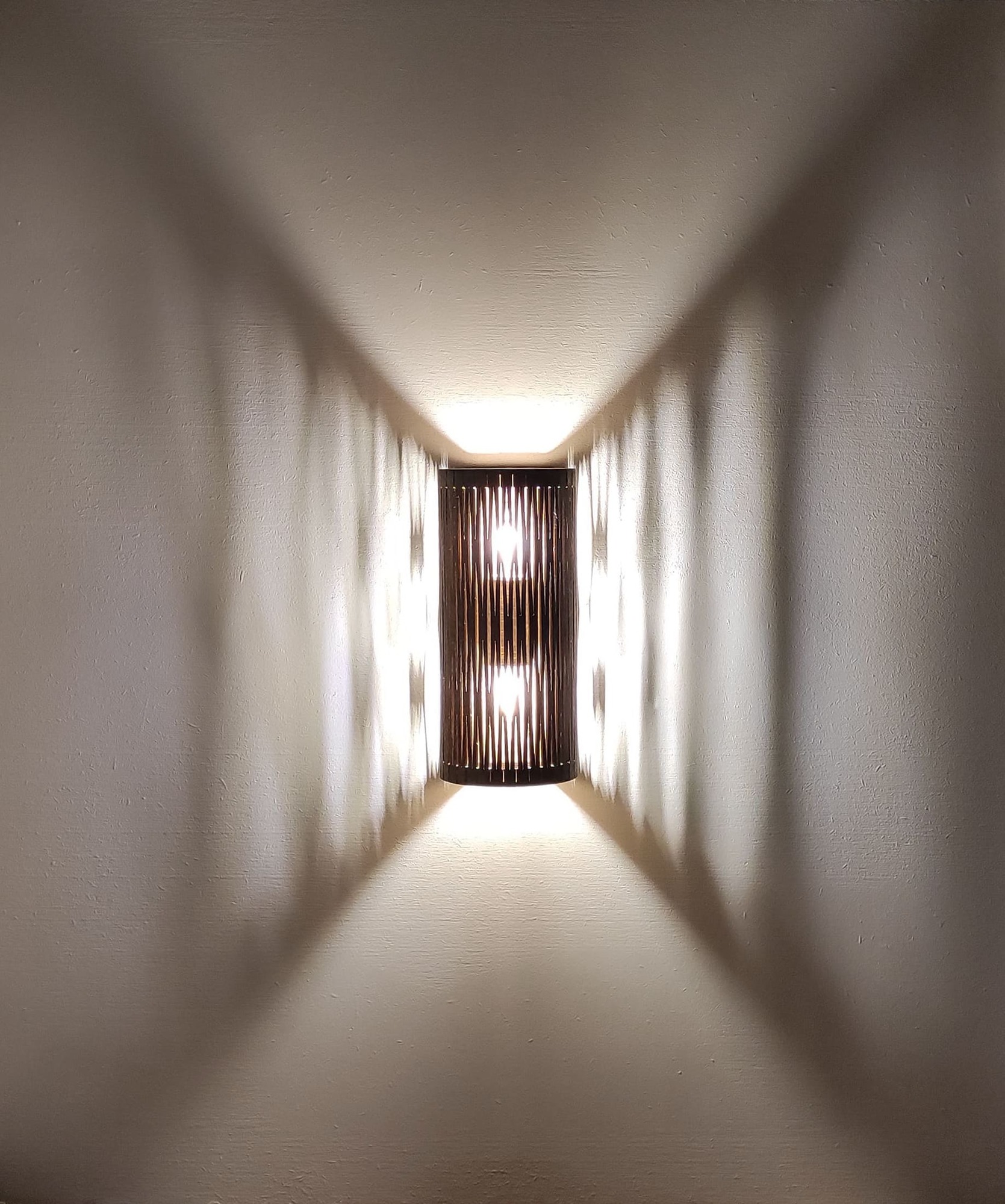 Настенный светильник из дерева "Cylinder"