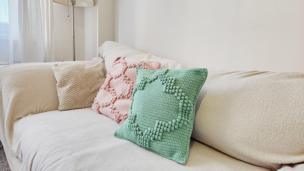 Совместное вязание подушек