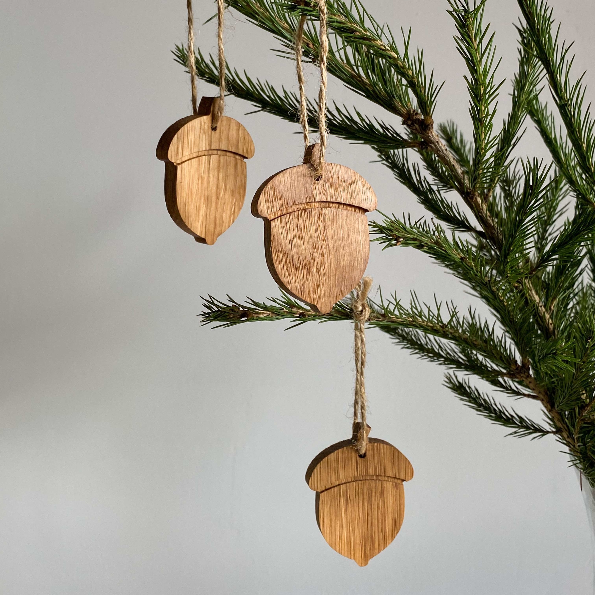 Елочные игрушки из дуба