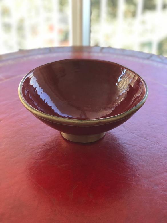 Блюдо глубокое бордо с бронзовым профилированным кантом.