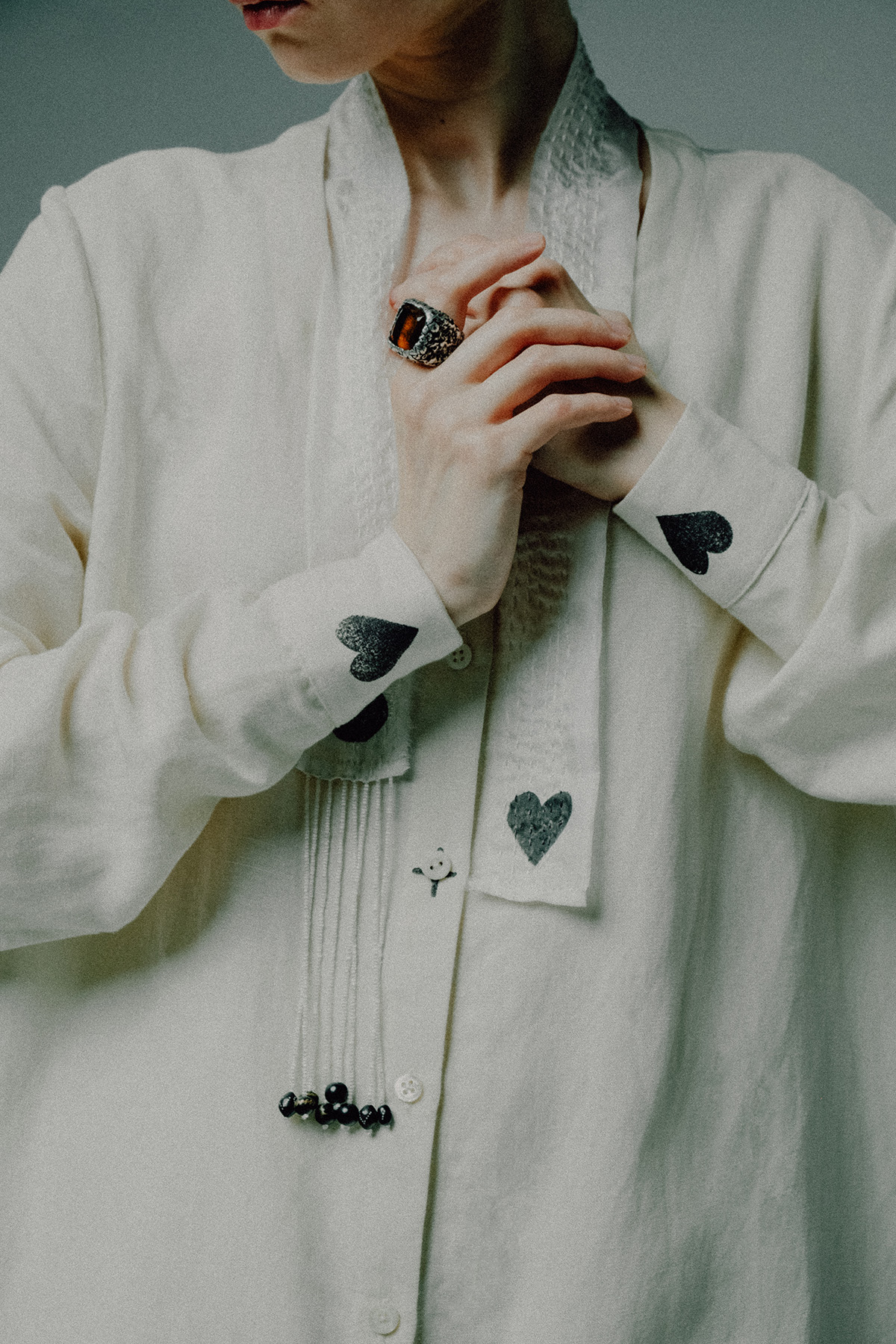 Рубашка базовая из тонкого хлопка в мелкий цветок и набойкой на манжетах