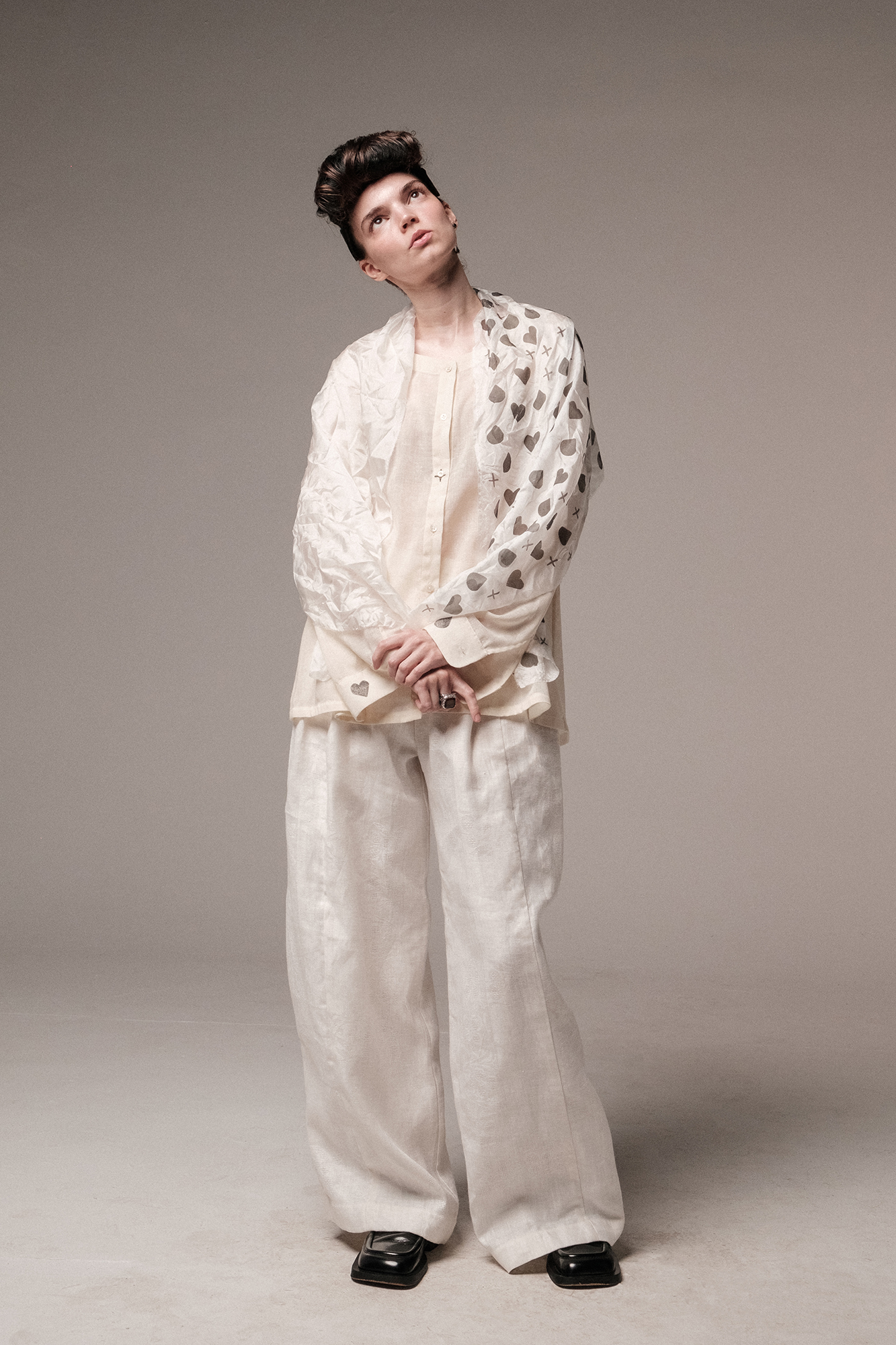 Рубашка базовая из тонкого хлопка в мелкий цветок и набойкой на манжетах