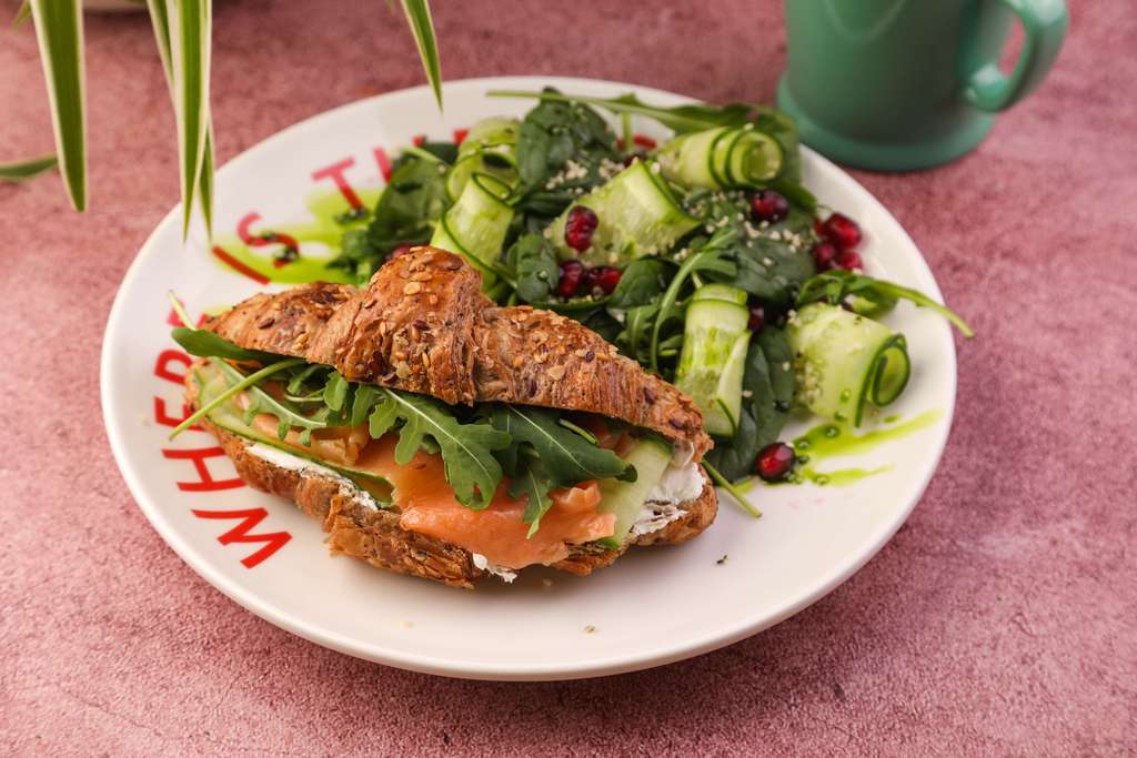 круассан цельнозерновой с лососем и зеленым салатом