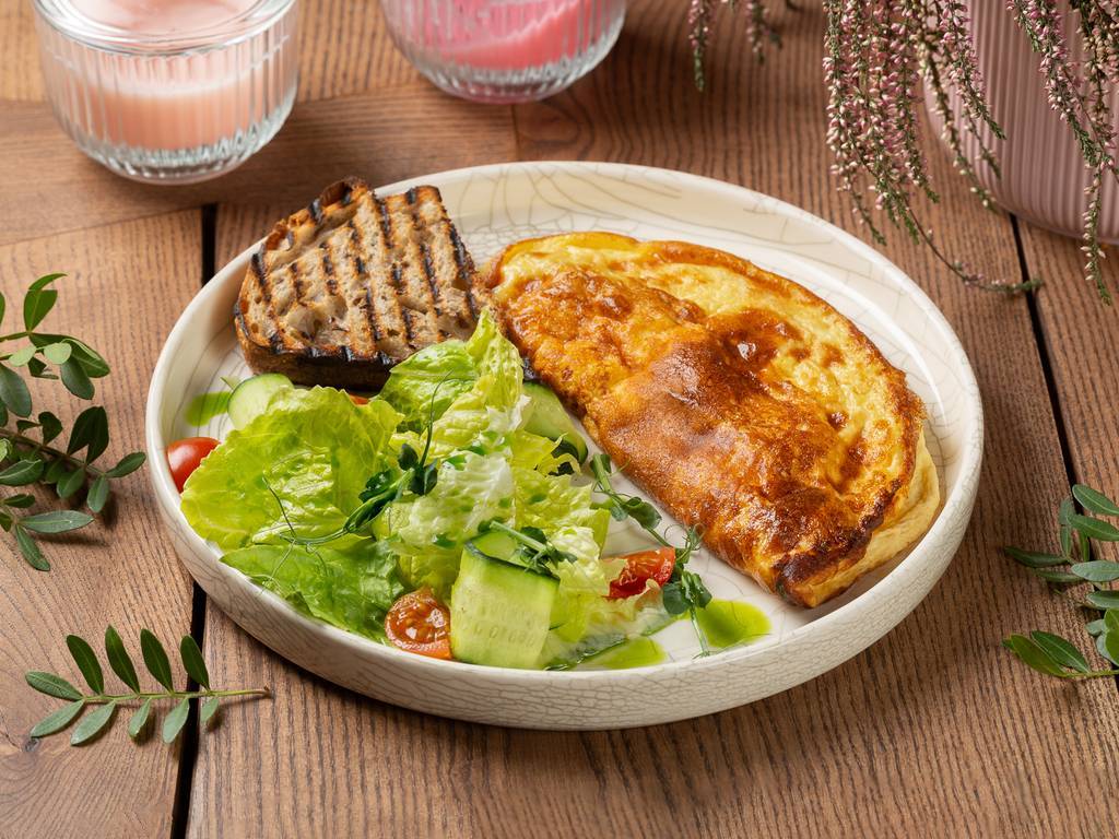 омлет с зеленым салатом