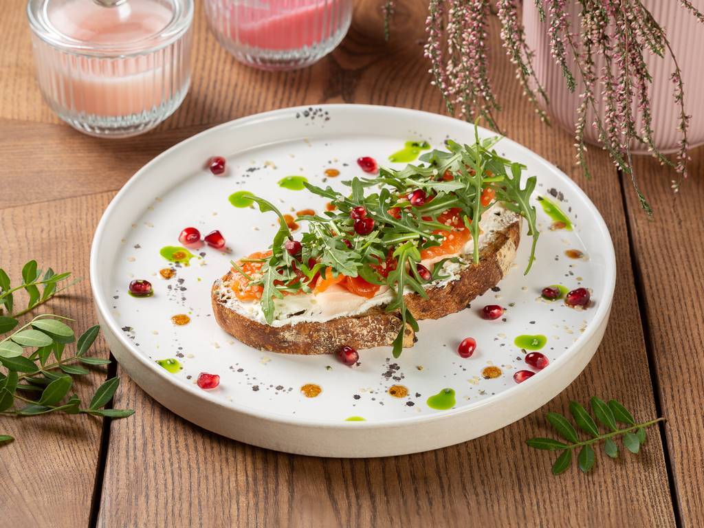 брускетта с лососем и рукколой на льняном хлебе