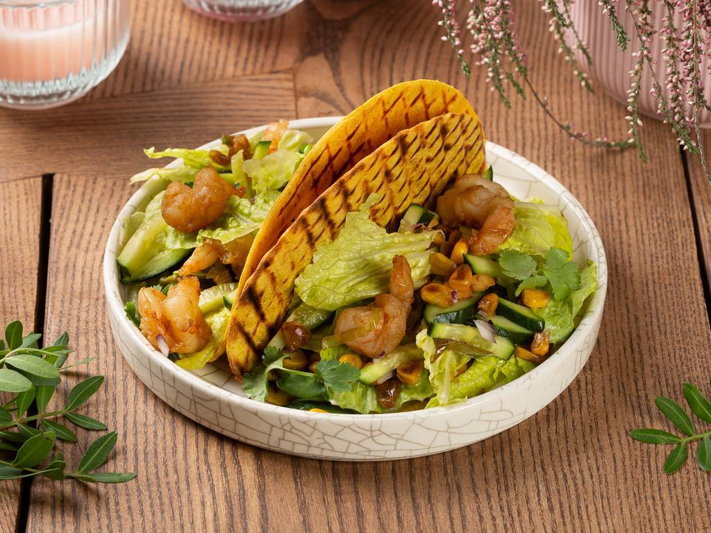 такосы с креветками кукурузой, капустой, гуакамоле и зеленью