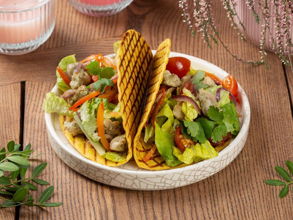 такосы с индейкой, капустой, печеным перцем, гуакамоле и зеленью