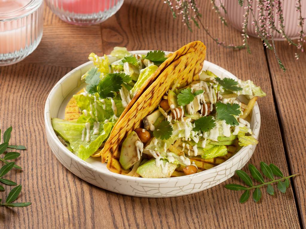 такосы с авокадо, нутом, яблоком, гуакамоле, зеленью и кешью-соусом