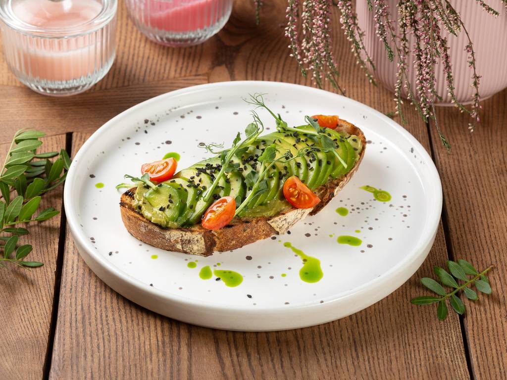 авотост с гуакамоле, сыром фета и томатами на льняном хлебе