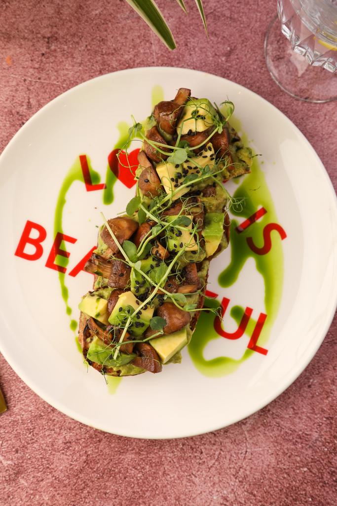 брускетта с гуакамоле и грибами на льняном хлебе