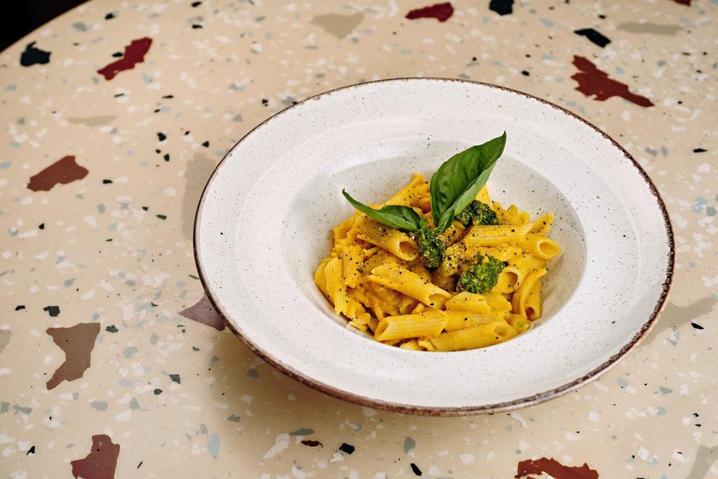 безглютеновая паста с брокколи, тыквой и кешью