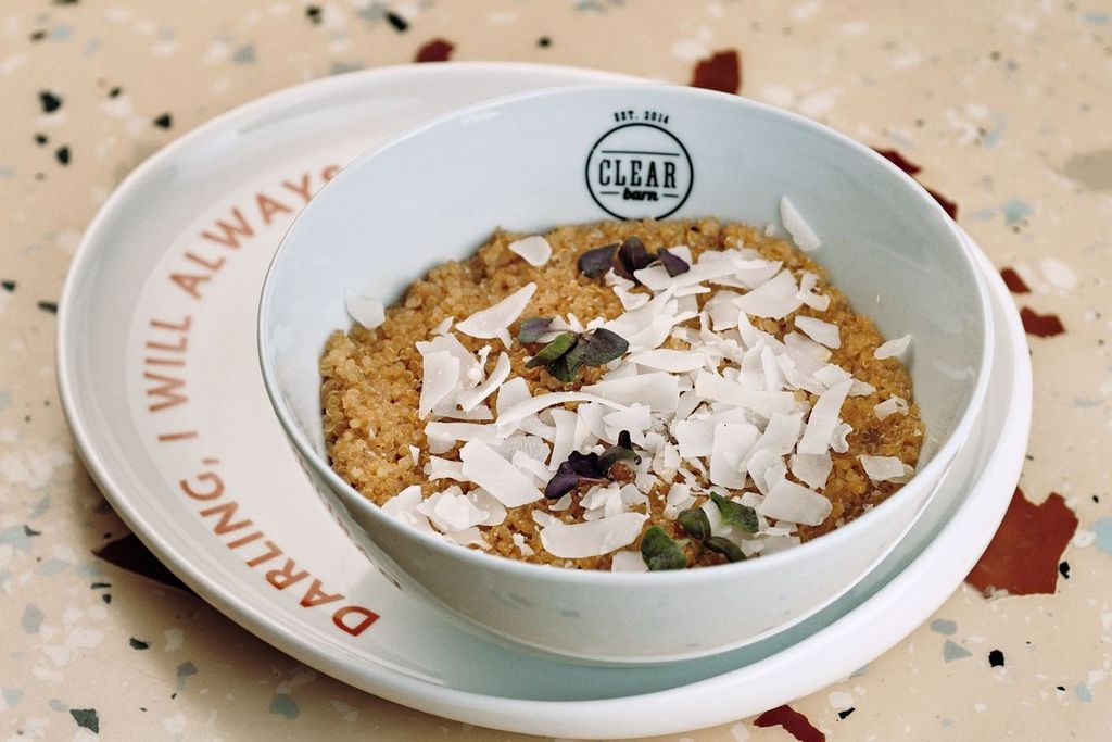 каша из киноа с кокосовыми чипсами и кокосовым сахаром