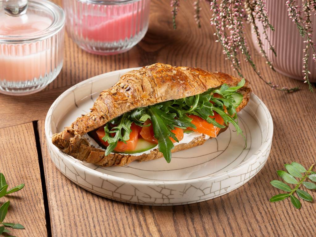 круассан цельнозерновой с лососем