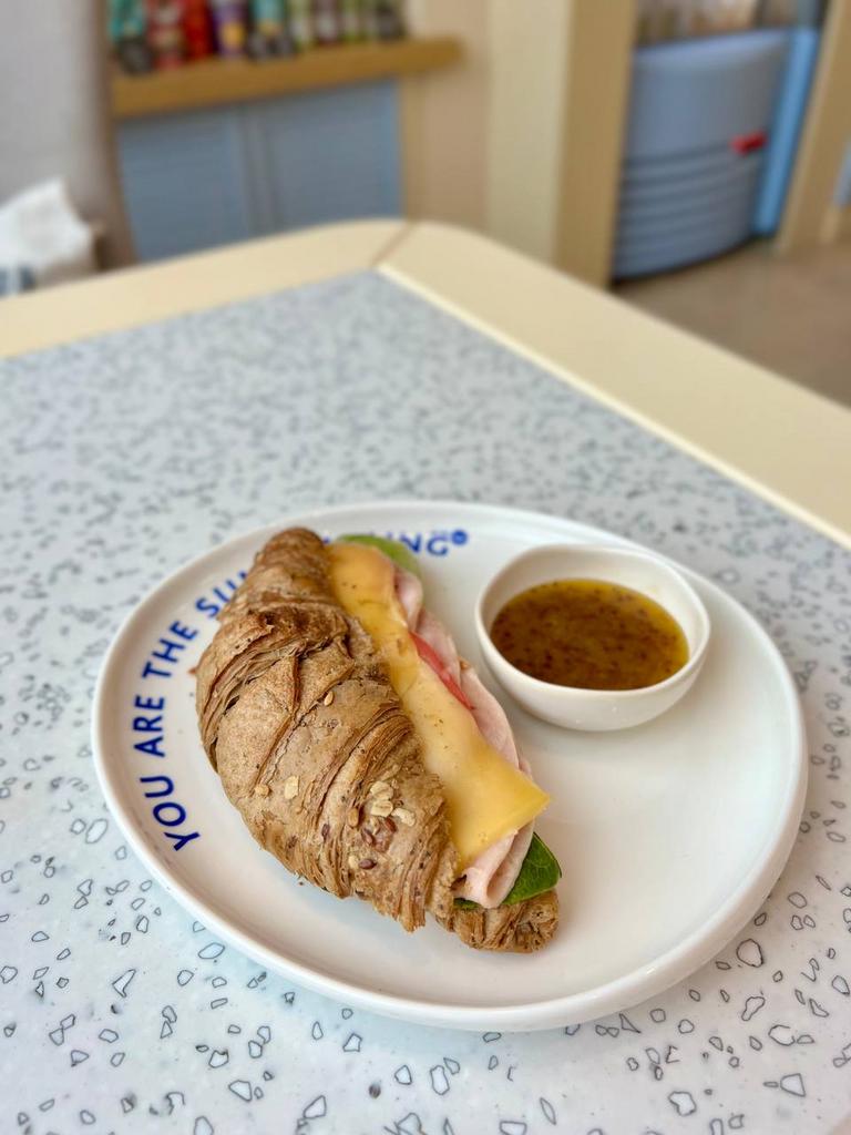 круассан цельнозерновой ветчиной и сыром