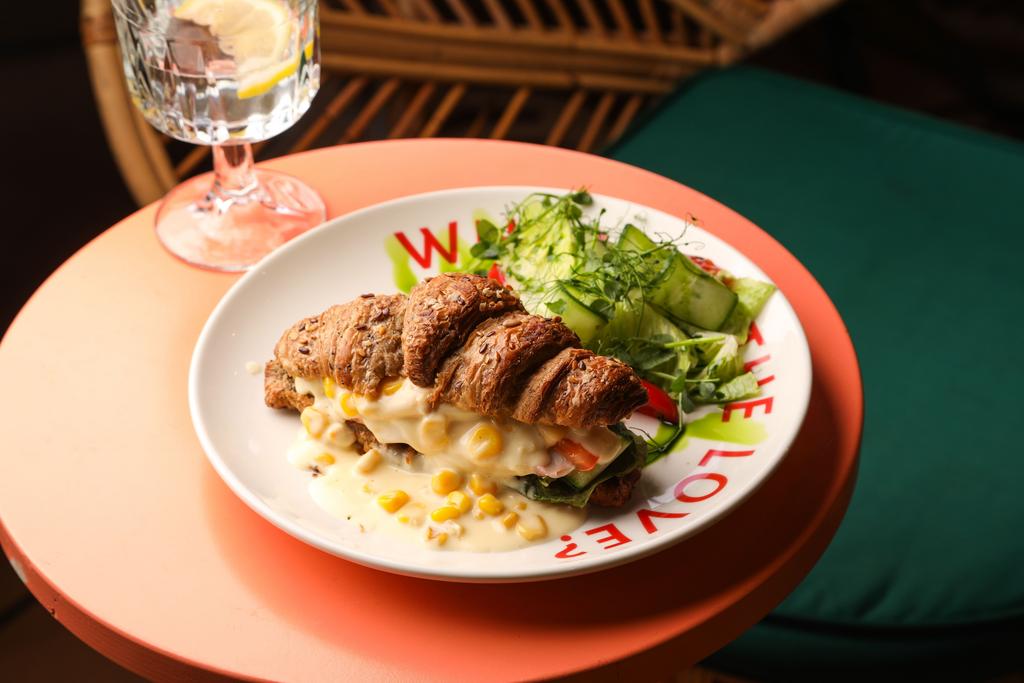 круассан с ветчиной, кукурузой и салатом