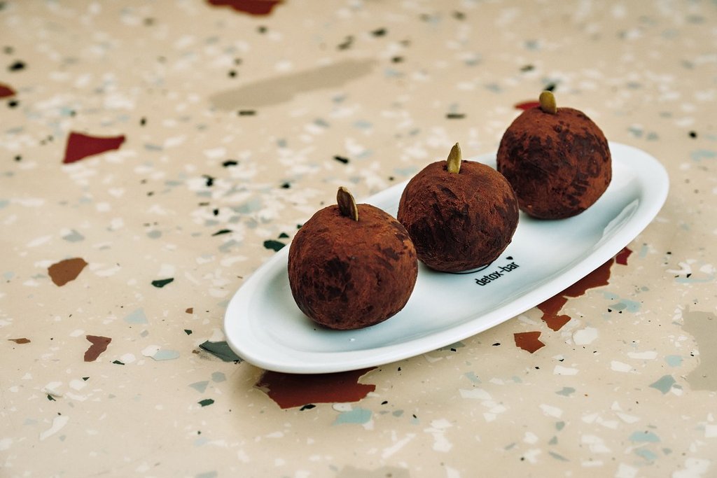 Энергетические шарики с черносливом и кайенским перцем