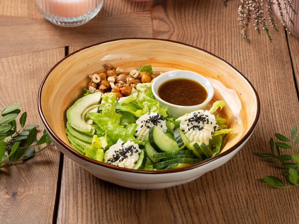 салат с нутом и авокадо