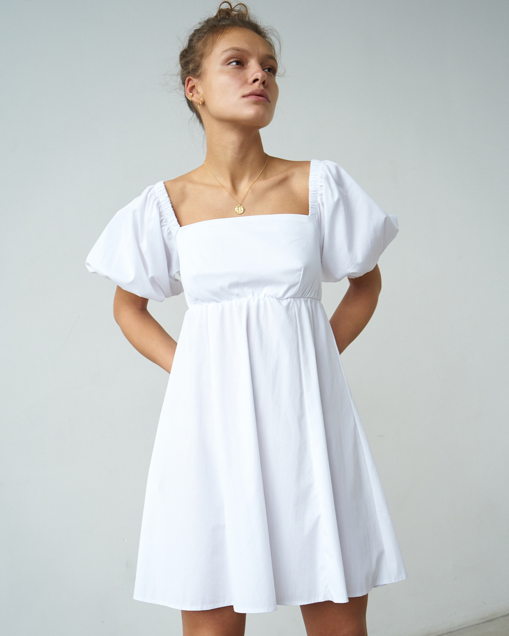 Платье из хлопка белого цвета