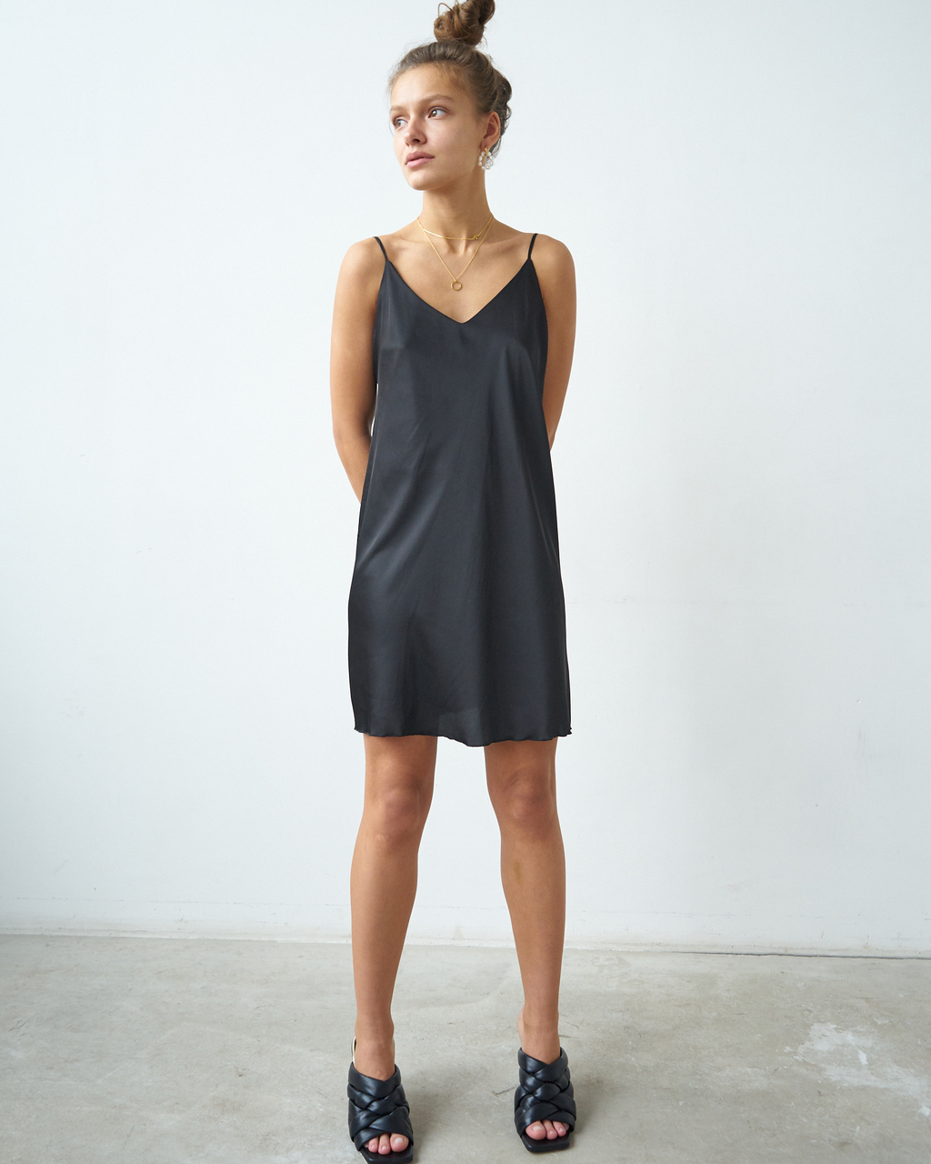 Платье мини из искусственного шелка черного цвета