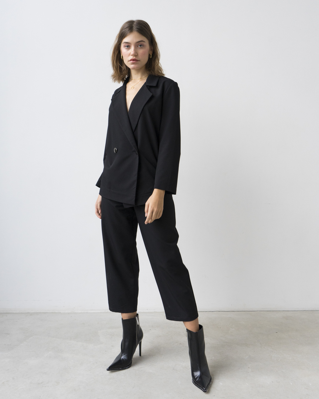 Костюм из вискозы черного цвета