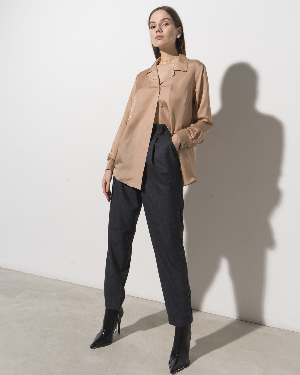 Брюки из шерсти с защипами серого цвета