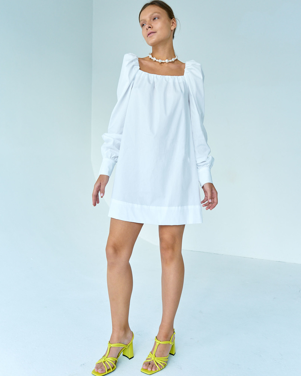 Платье из хлопка с объемными рукавами белого цвета