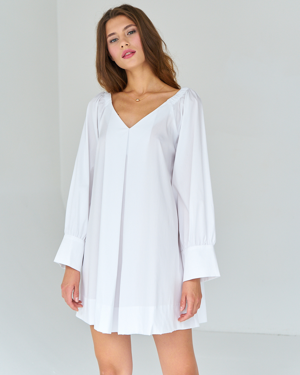 Хлопковое платье свободного кроя белого цвета