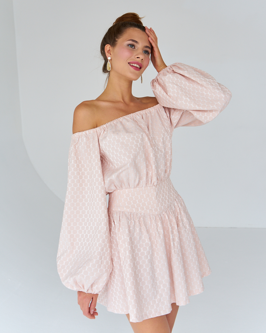 Платье со спущенными плечами розового цвета