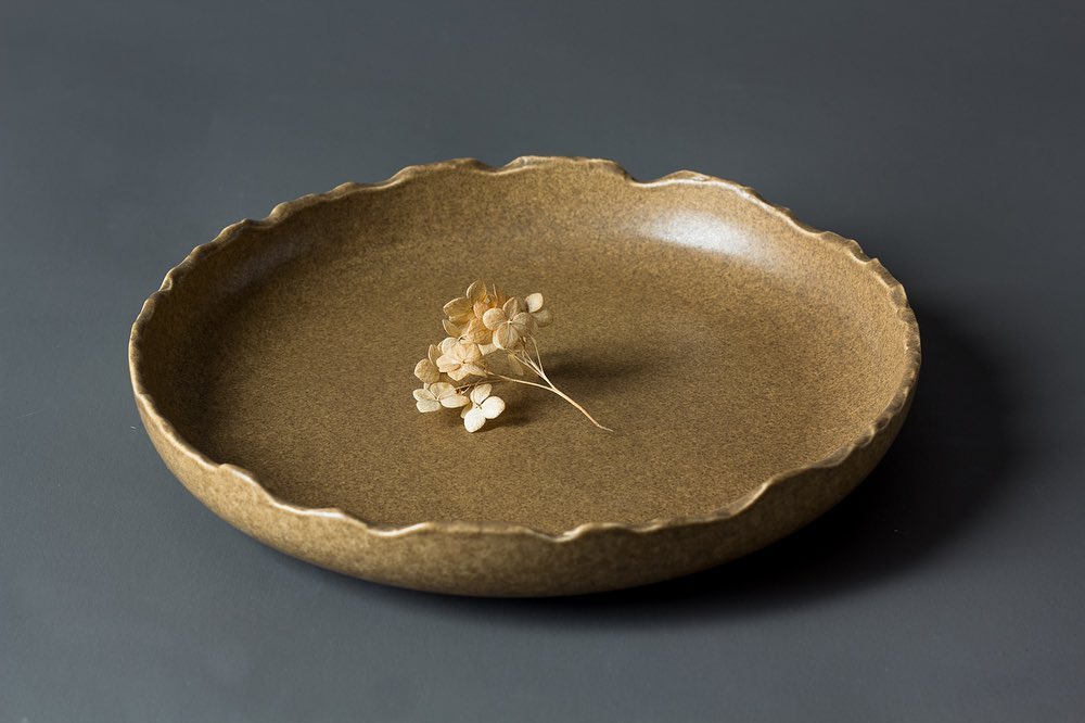 Тарелка с ломаным краем низкая