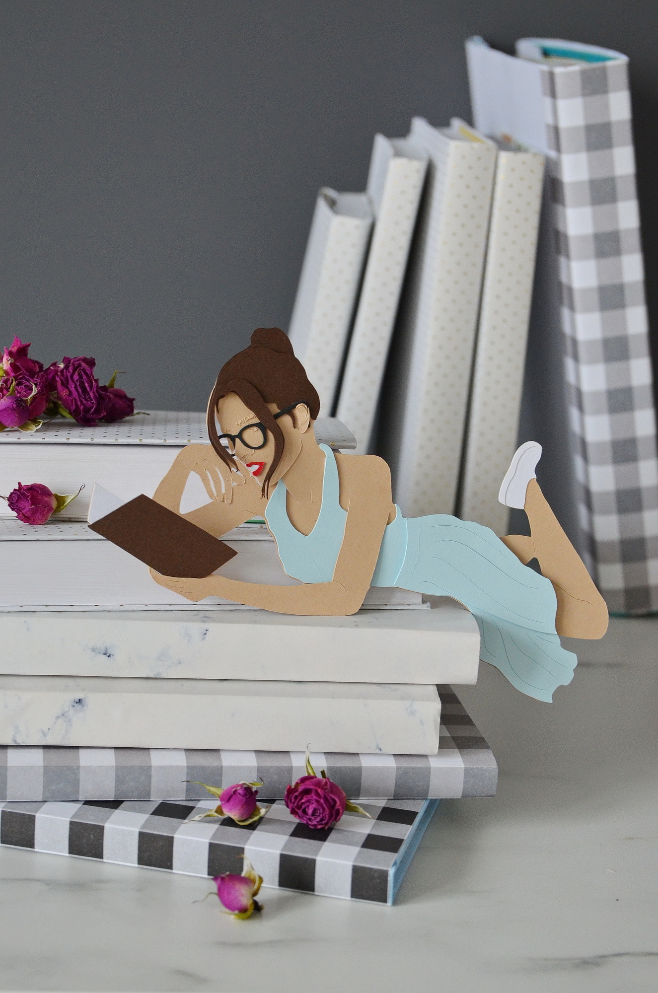 Девушка с книгой