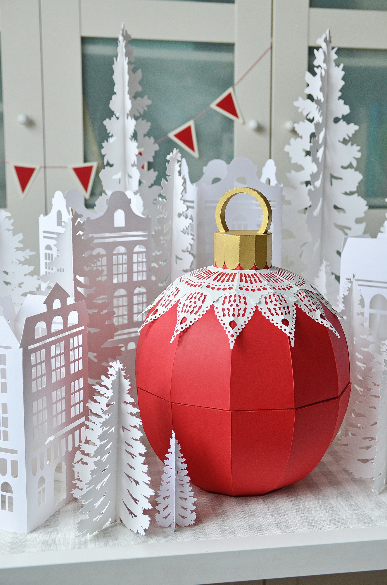 Новогодний шар с катком