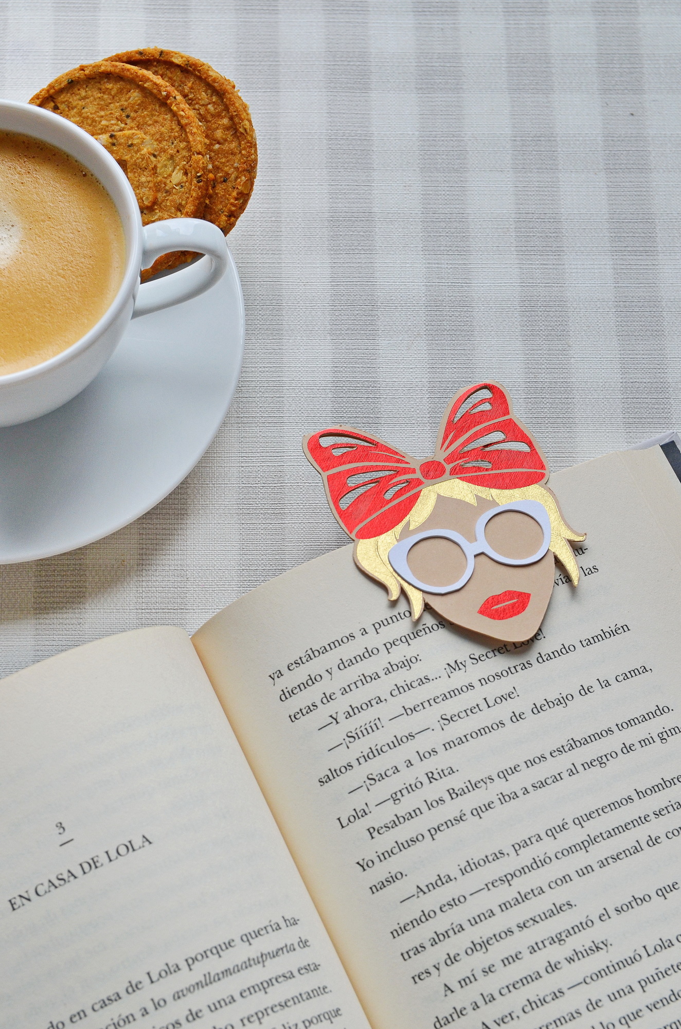 Закладка Девушка с бантом