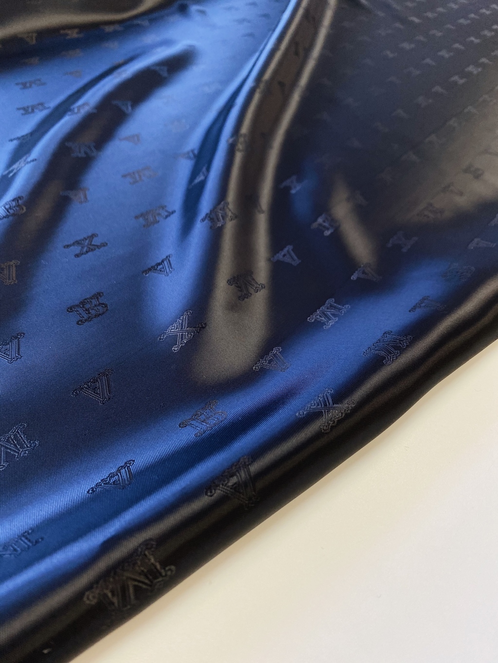 Подкладочная вискоза MaxMara. Цвет Черный. Буквы