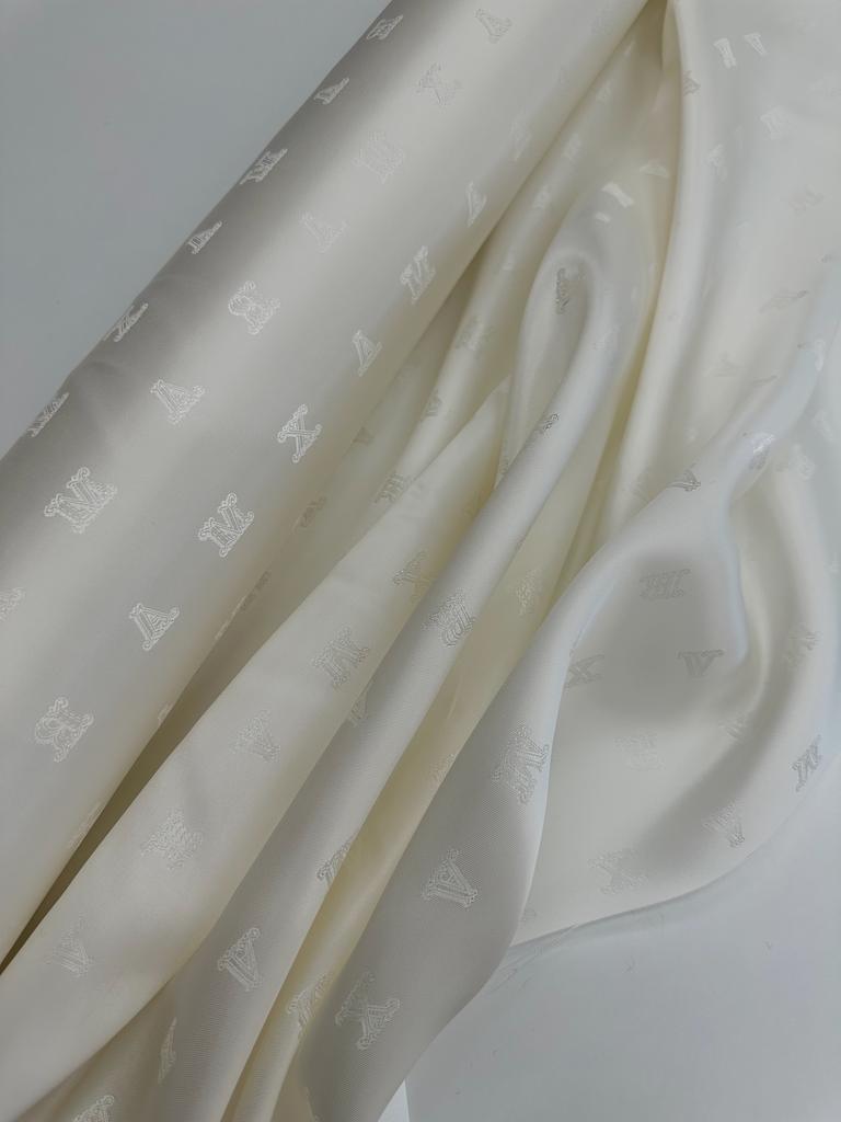 Подкладочная вискоза MaxMara. Цвет Молочный. Буквы