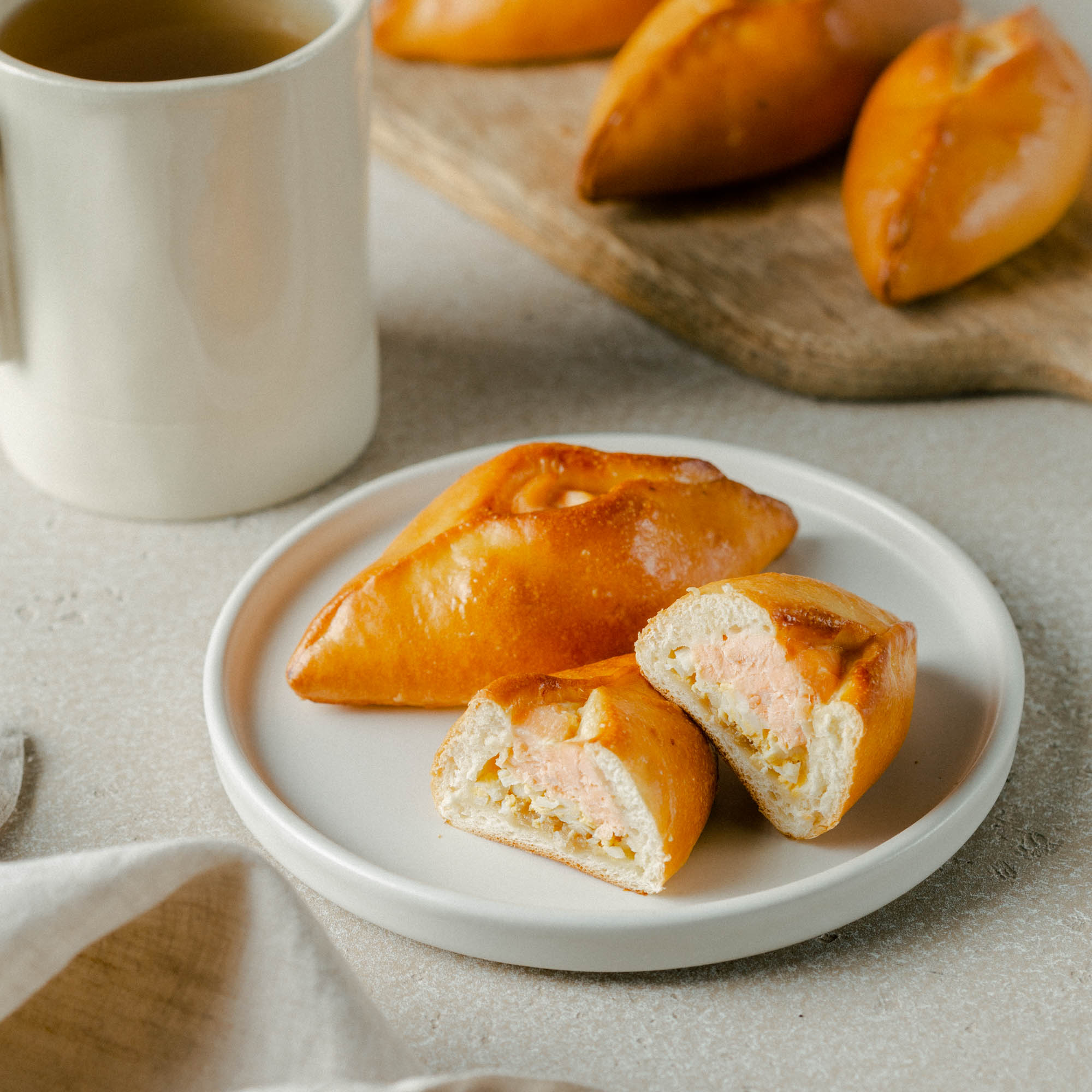 Расстегаи с лососем и яйцом, 5 шт / 270 гр