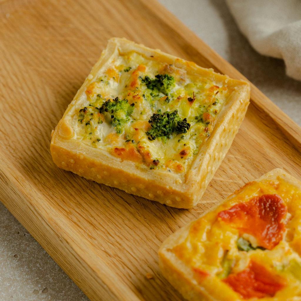 Мини-киш с лососем и брокколи, 2 шт / 130 гр