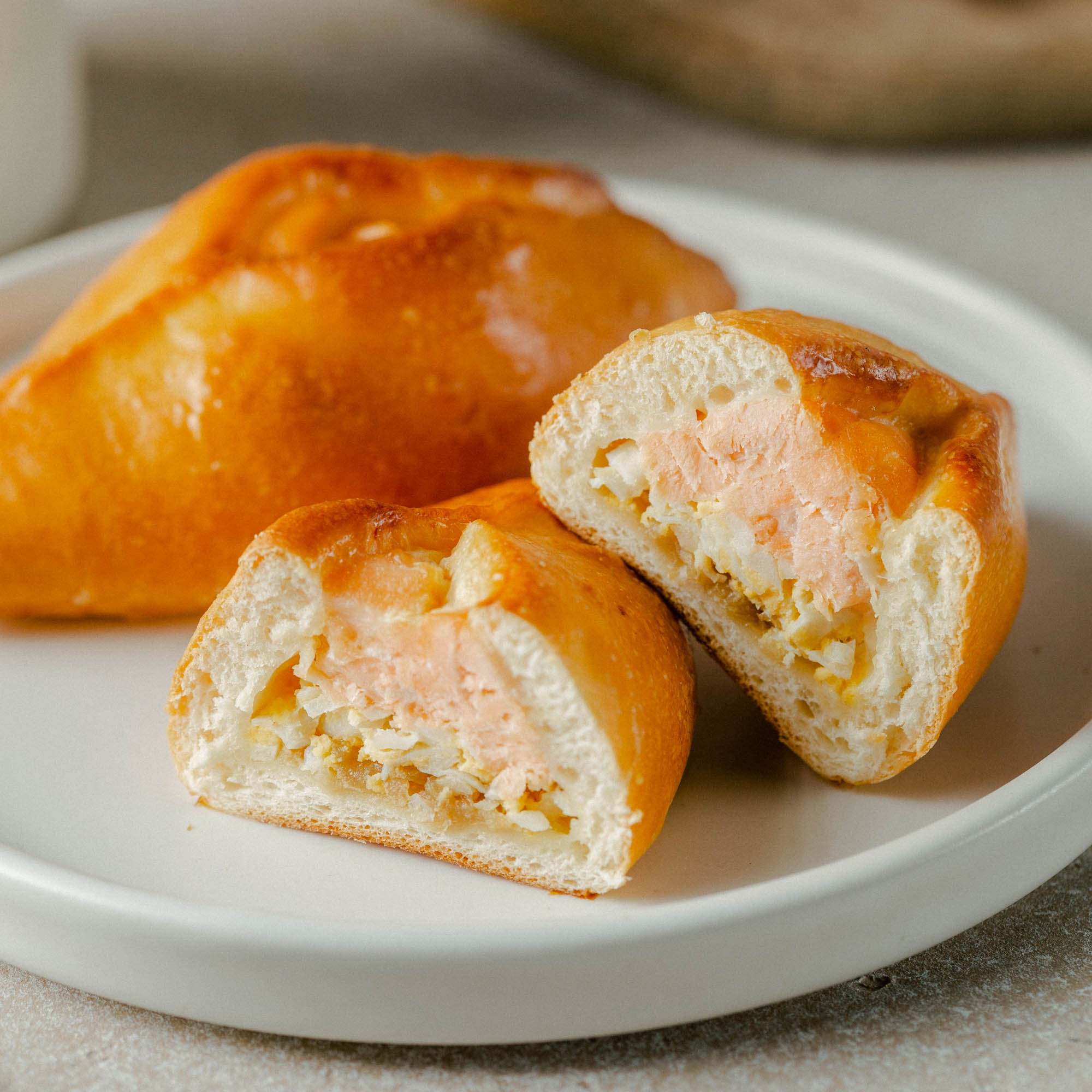 Расстегаи с лососем и яйцом, 10 шт / 540 гр