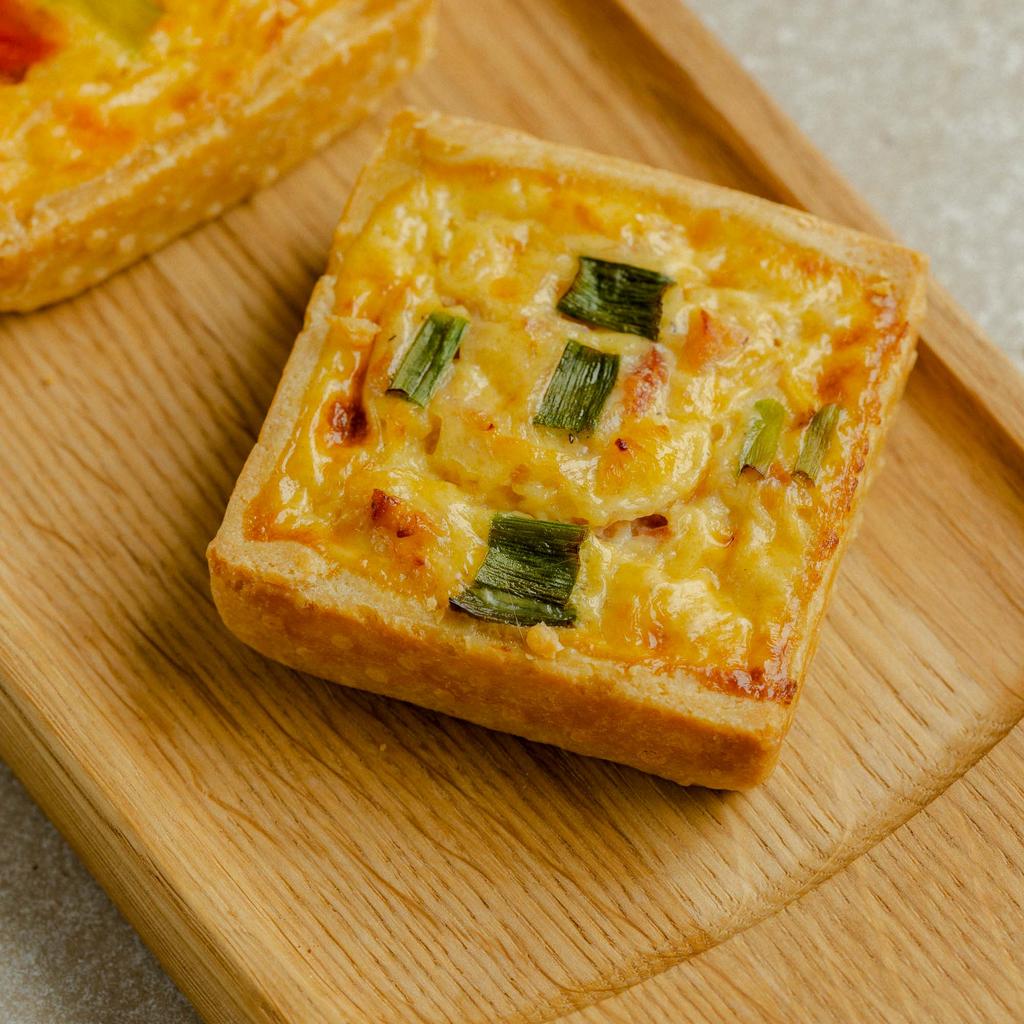 Мини-киш Лорен с окороком и беконом, 2 шт / 130 гр