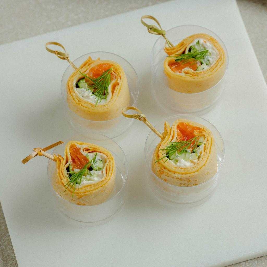 Креманка блинный рулетик с лососем, 12 шт / 360 гр