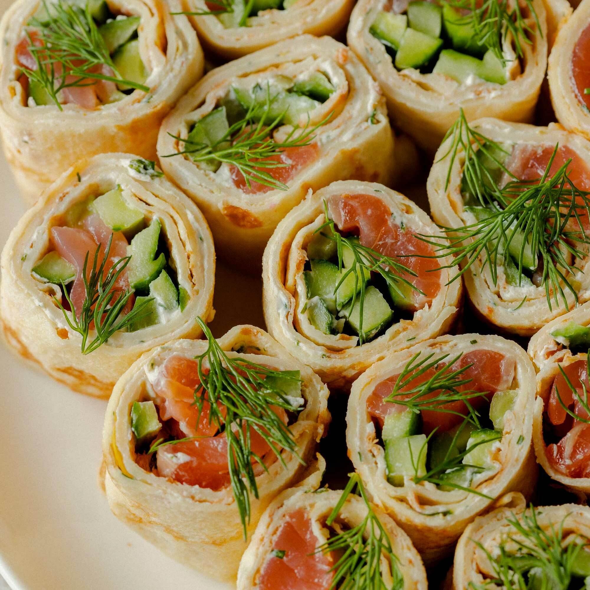 Блинные рулетики с лососем, 20 шт / 360 гр